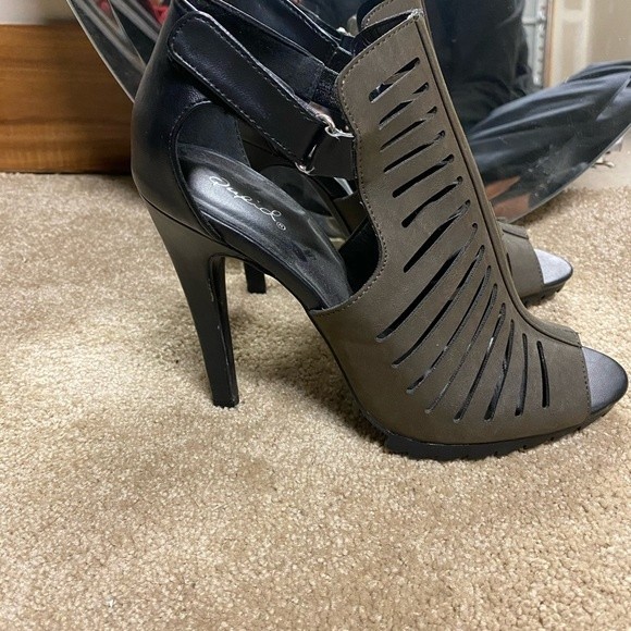 Qupid peep toe sandal pump with cut outs NWOB size 9 - Picture 4 of 6